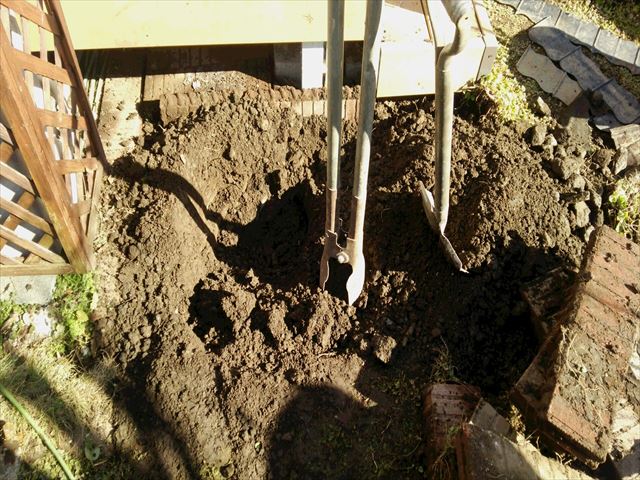 両側のスコップで土を挟めるので、穴掘りに便利！
