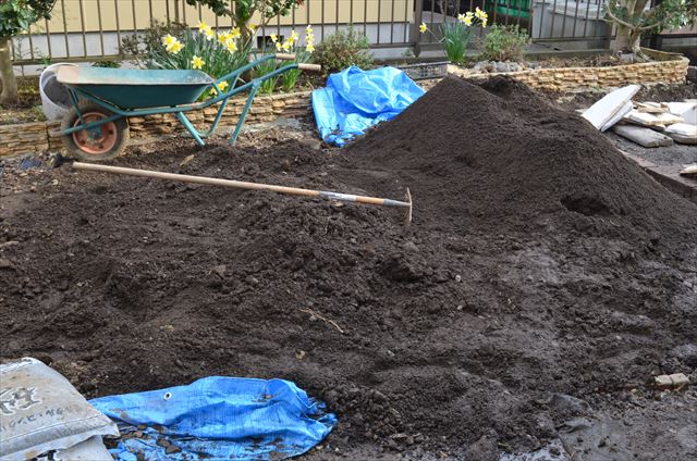 実家の庭の大改造 花壇に土壌改良した土を 庭だより